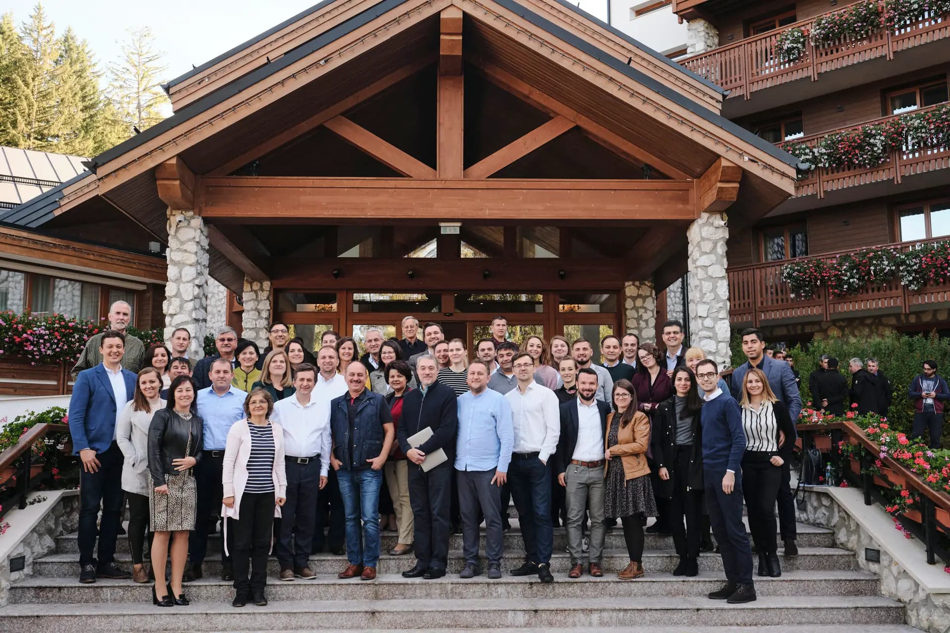 Comunitatea GIVE Connected reunita in fata unei cabane.